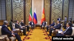 Кыргызстандын Министрлер кабинетинин төрагасы Акылбек Жапаров Орусиянын курамындагы Татарстан Республикасынын президенти Рустам Минниханов менен жолугушту. 19-ноябрь, Бишкек