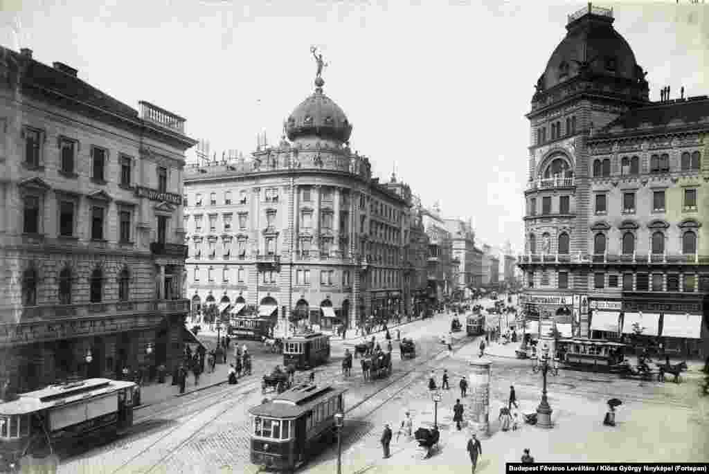 1887 novemberében indult el hazánkban a villamosközlekedés.&nbsp;Az egy kilométer hosszú vonalat a Nyugati pályaudvar és a Király utca között építette meg a&nbsp;Werner von Siemens nevével fémjelzett konszern, nevükhöz fűződik a nevezetes millenniumi földalatti is