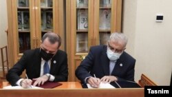 جواد اوجی (راست) وزیر نفت ایران و جیهون بایراموف وزیر خارجه اذربایجان در حال امضای قرارداد سواپ گاز ترکمنستان