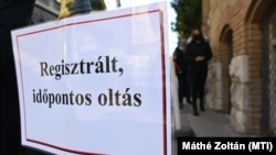 Oltásra várakozók az I. számú gyermekgyógyászati klinika VIII. kerületi Tömő utcai épületénél 2021. november 24-én