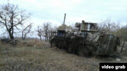 Український БТР на території 32 блокпосту, жовтень 2014 року