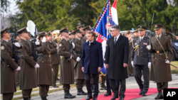 Francuskog predsjednika Emmanuela Macrona je na Pantovčaku uz vojne počasti svečano dočekao hrvatski predsjednik Zoran Milanović (25. studenog 2021.)