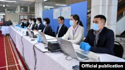 Бул эки округда былтыркы парламенттик шайлоодо “баарына каршы” деген добуш көп болгондуктан, кайра шайлоо дайындалган.