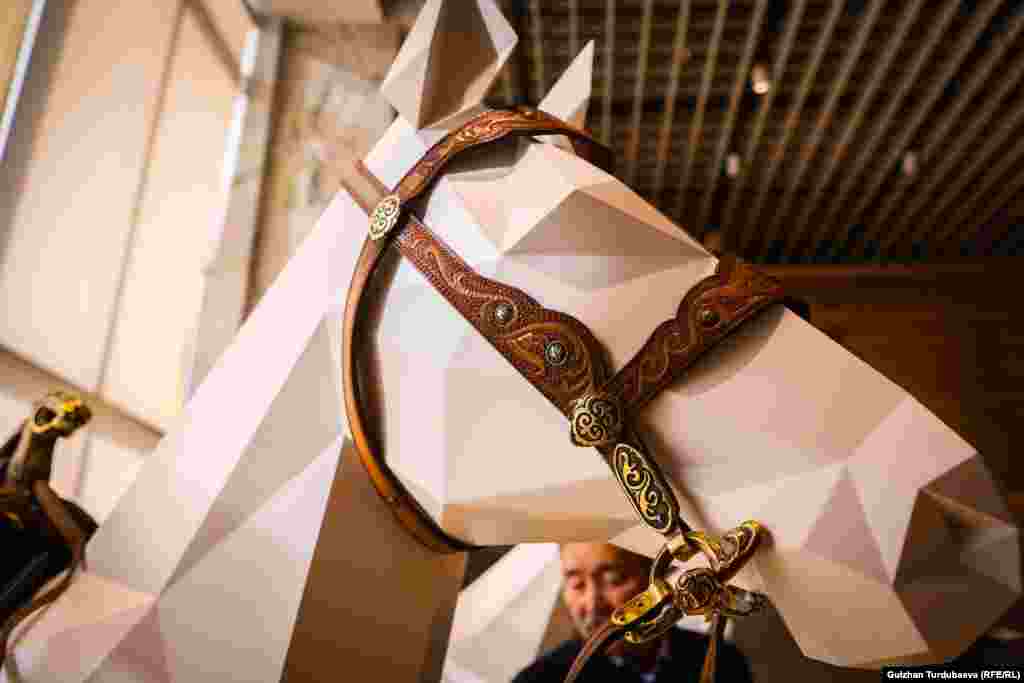 Жыгач атка катылган жүгөн.