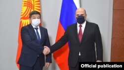 Министрлер кабинетинин төрагасы Акылбек Жапаров жана Орусиянын өкмөт башчысы Михаил Мишустин.