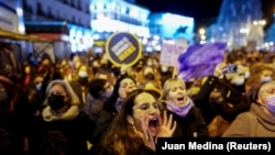 Protest la Madrid, marcând Ziua internațională pentru eliminarea violenței împotriva femeilor. Spania este una din primele țări care a ridicat la nivel de viol, actul sexual neconsensual, Spania, 25 noiembrie 2021. 