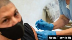 A békéscsabai Réthy Pál kórházban oltanak 2021. november 24-én.