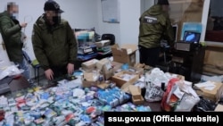 Під час обшуків правоохоронці вилучили комп’ютери, близько 6 400 стартових пакетів мобільних операторів, у тому числі російських, та понад 4 тисячі банківських платіжних карток