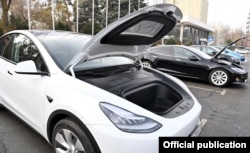 Бішкек көшесінде тұрған электромобиль. Архивтегі фото.
