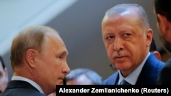 Vladimir Putin ar urma să se întâlnească în perioada următoare cu președintele Turciei, Recep Tayyip Erdoğan. Cei doi au vorbit la telefon, luni, despre deblocarea exporturilor de cereale din Ucraina. Imagine din septembrie 2018.