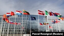 Flamujt valëviten jashtë selisë së Aleancës në Bruksel, Belgjikë - Fotografi nga arkivi.