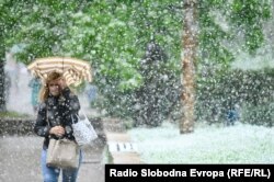 Nakon niza proljetnih, ponegdje skoro i ljetnih temperatura i sunčanog vremena, Sarajevo je u srijedu osvanulo pod snježnim pokrivačem uz drastičan pad temperatura.