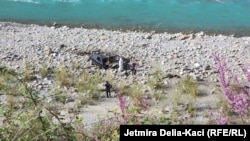 Policia duke e hetuar vendin e ngjarjes së një veture të aksidentuar, ku vdiqën tetë persona, në Këlcyrë, në jug të Shqipërisë, 2 prill 2024.