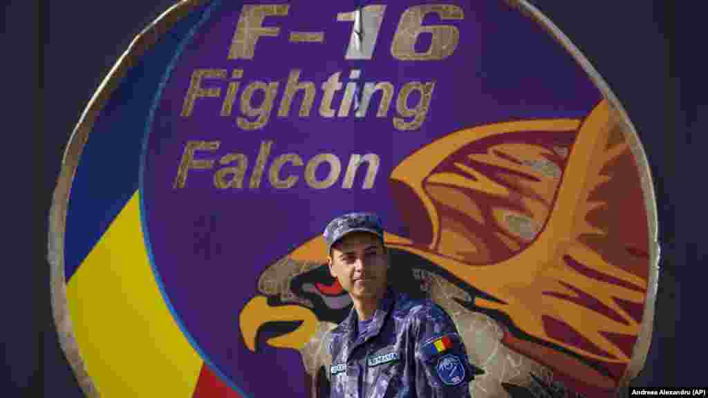 Egy román katona a légibázis egyik hangáránál. Az Egyesült Államok jóváhagyta, hogy Dániából és Hollandiából F&ndash;16-os vadászgépeket küldjenek Ukrajnába, amint befejeződik a pilóták kiképzése