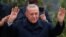 Турскиот претседател Таип Ердоган гестикулира додека им се обраќа на своите поддржувачи по резултатите од предвремените излезни избори за вториот круг од претседателските избори во Истанбул, Турција на 28 мај 2023 година.