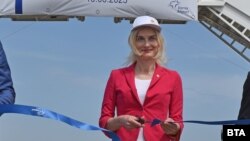 На летището във Варна министърът на туризма Зарица Денкова реже лентичка по случай официалното откриване на нова пътека за рулиране. Снимката е от юни 2023 г. 