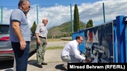 Bivši logoraši i predstavnici nevladinih organizacija ispred Heliodroma, u Mostaru, 7. august, 2023. 