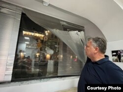 დაზიანებულო ოფისის ფასადი