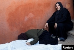 Plač za ubijenim Palestincima u izraelskim napadima, tokom sahrane u bolnici Naser u Kan Junisu, na jugu Pojasa Gaze, 9. decembra