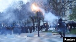 Demonstrant gađa snage bezbjednosti tokom protesta u Parizu, Francuska, 28. mart 2023.