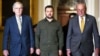 Президент України Володимир Зеленський (у центрі) з лідером сенатської меншості Мітчем Макконнелом (ліворуч) і лідером сенатської більшості Чаком Шумером (праворуч) на Капітолійському пагорбі у Вашингтоні. архівне фото, 21 вересня 2023 року