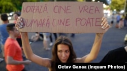Mai multe seri la rând, zeci de oameni au ieșit în Piața Victoriei din București pentru a manifesta împotriva modului defectuos în care au fost organizate alegerile.