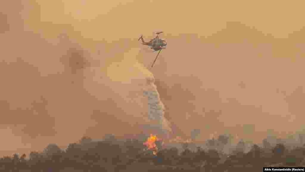 A tűzoltók helikopterek segítségével küzdenek az Athéntól nyugatra újra fellángoló tűzzel, amely kedden tömeges evakuálást tett szükségessé. &nbsp;A hatóságok több tucat embert menekítettek ki gyermektáborokból, egy idősotthonból és egy zárdából is. Szerdán újabb evakuálási parancsot adtak ki három, a lángok által fenyegetett területre