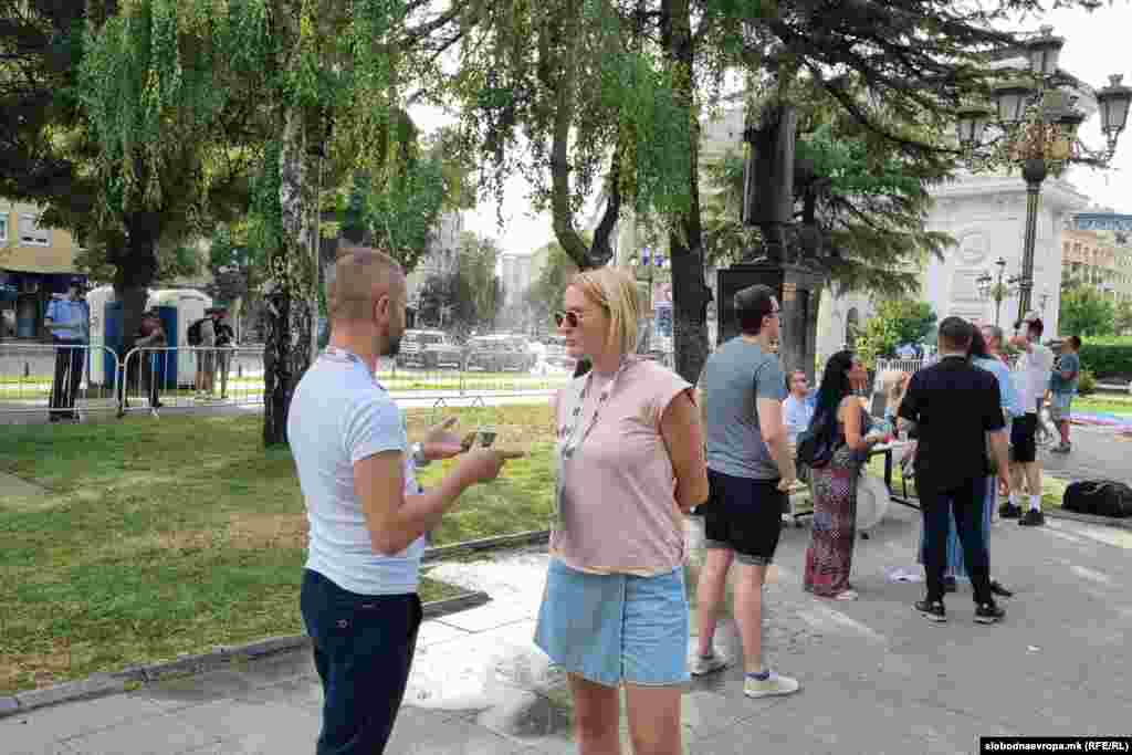 Šta znači moto - pitali smo Irenu Cvetković iz nevladine organizacije &quot;Margini&quot;. Ona je odgovorila: &quot;Neposlušni jer ne želimo da budemo neposlušni sistemu koji diskriminiše određenu grupu ljudi, dok je spektakularnost istorijski vezana za LGBTI zajednicu.&quot;