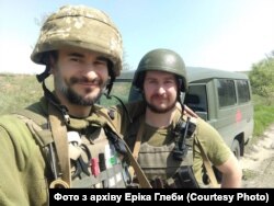 Екіпаж військових медиків у складі Ерік Глеба та Олег Цегельник, Донецька область, квітень 2022 року
