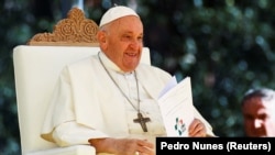 Рим Папасы Франциск Лиссабондогу Католик университетинин студенттеринин алдында сүйлөп жатат. 3-август, 2023-жыл. Португалия. 