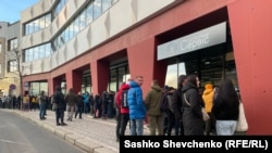 Черги українців на оформлення документів у Празі. Грудень 2023 року