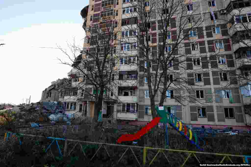 Цілий під&#39;їзд багатоповерхівки &laquo;склався&raquo;&nbsp;унаслідок&nbsp;влучення КАБу (керованої авіабомби). І тільки вціліла дитяча гірка нагадує, що до приходу російської армії тут було мирне життя