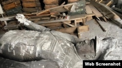 Коргонуу университетинин алдынан алынган Нурсултан Назарбаевдин эстелиги. Видеодон алынган.