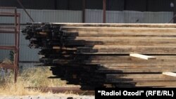 Пожар на рынке стройматериалов в Гиссаре