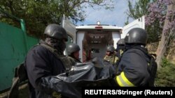 Украиналык куткаруучулар Харьковдо жабыркаган кишини ооруканага алып баратышат. Сүрөт иллюстрация үчүн колдонулду.