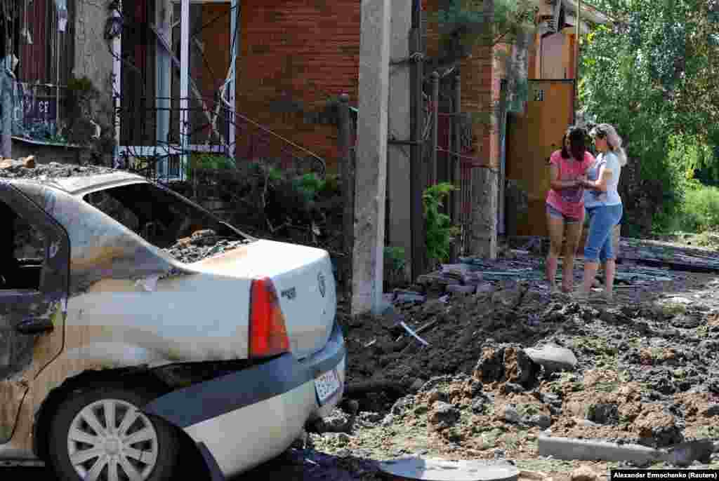 Žene stoje u blizini mjesta granatiranja.