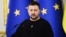 Лидерите на страните от Европейския съюз (ЕС) решиха да започнат преговори за присъединяването на Украйна и Молдова към блока. На снимката президентът на Украйна Володимир Зеленски на фона на знамена на ЕС.