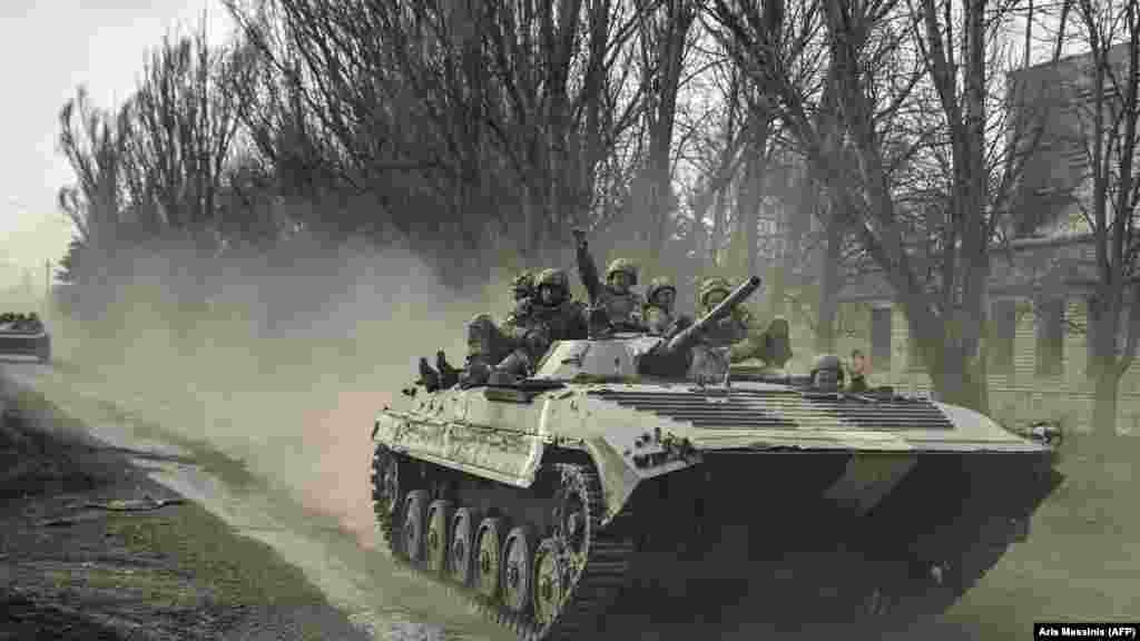 Bahmut felé tart egy ukrán BMP gyalogsági harci jármű