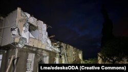 Një ndërtesë e shkatërruar si pasojë e sulmeve ruse me dronë në Odesa, Ukrainë, 23 prill 2024.