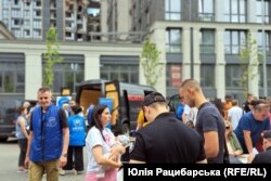 Стела з дитиною на руках дає показання слідчим