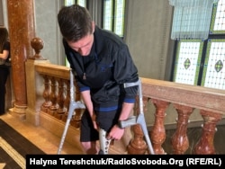 Олег Вожик показує свій протез