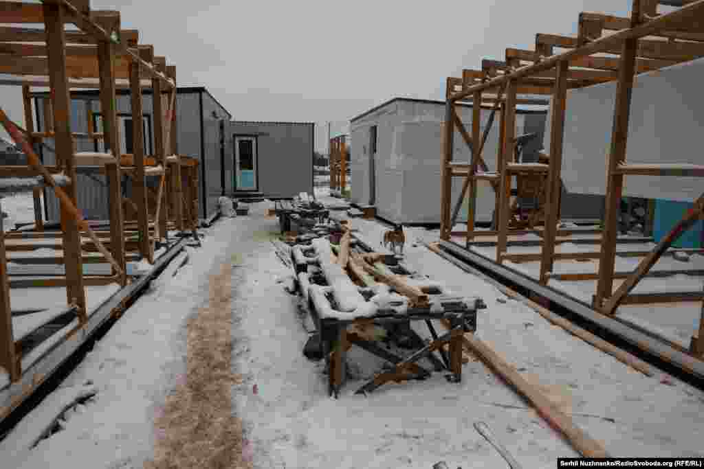 З допомогою одного з благодійних фондів у Мощуні налагодили виробництво модульних будиночків, які мають попит у різних регіонах України.