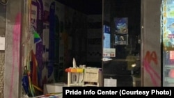 Nepoznata osoba je 7. januara razbila izlog na ulazu u Prajd info centar