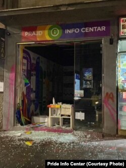 U poslednjem napadu polomljen je izlog Prajd info centra