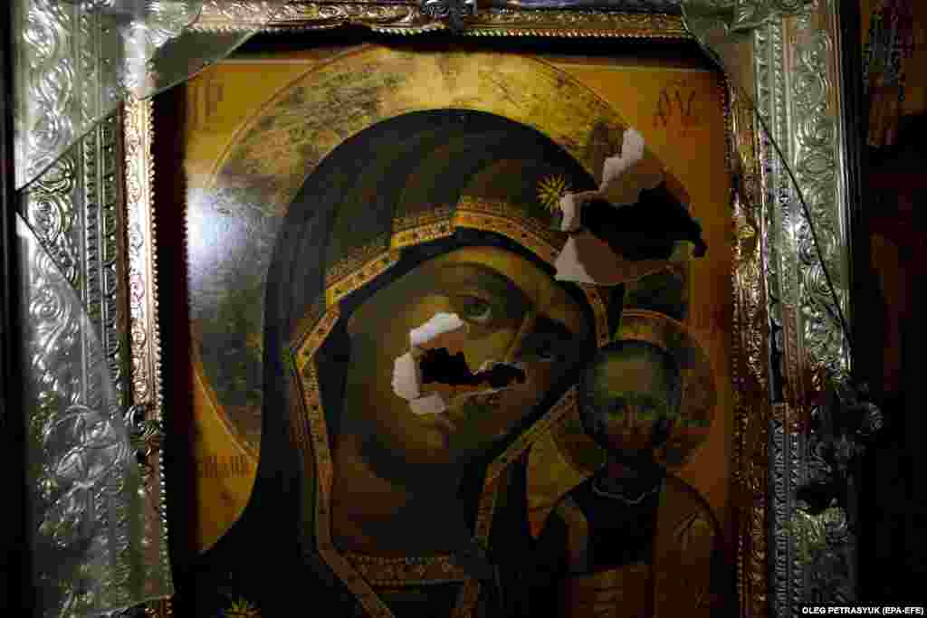 O icoană deteriorată de bombardament într-o biserică din Vuhledar. Viceprimarul din Vuhledar a declarat la începutul acestui an că orașul a fost distrus, clădirile sale fiind mai toate avariate.