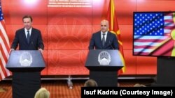 Senatori amerikan, Chris Murphy, (majtas) dhe kryeministri maqedonas, Dimitar Kovaçevski (djathtas) gjatë konferencës për media. Shkup, 26 maj 2023. 