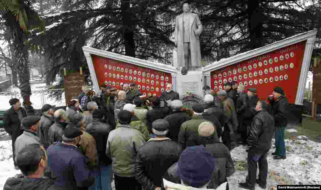 Un monument al lui Stalin amplasat deasupra unui monument de război din Zemo Alvani, inaugurat în decembrie 2012. Monumentul, situat la nord-est de Tbilisi, fusese demolat cu un an mai înainte, în timpul guvernării lui Mihail Saakașvili. (David Mdzinarishvili, Reuters)