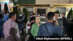 Дамира Ниязалиева тинтүүгө алынып жаткан шайлоо штабынын жанында. 29-май, 2023-жыл. 