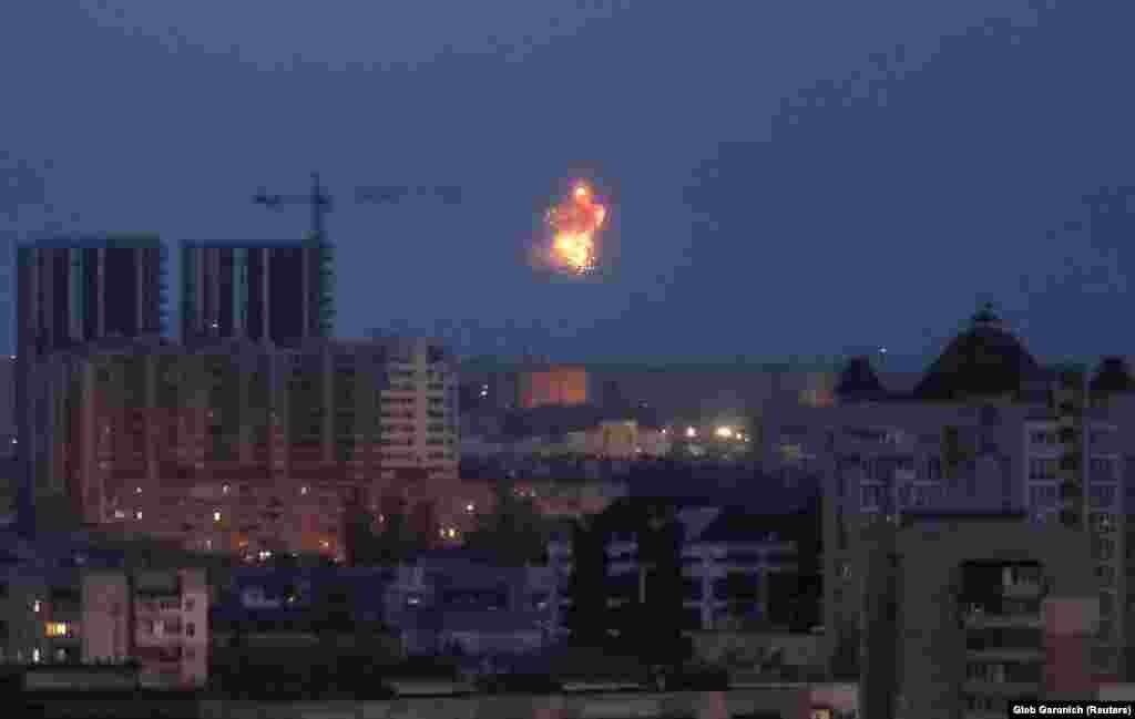 Eksplozija projektila iznad Kijeva tokom ruskog napada dronovima i raketama 2. januara u kojem su poginule tri osobe, a desetine povređene u ukrajinskoj prestonici.