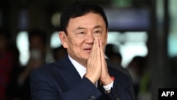 Bivši tajlandski premijer Thaksin Shinawatra pozdravlja svoje pristalice nakon slijetanja na aerodrom Don Mueang u Bangkoku 22. augusta 2023. godine.